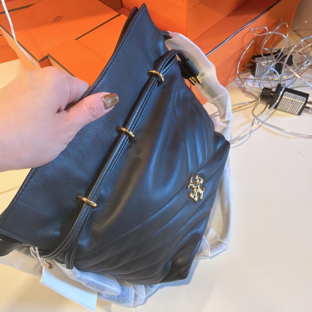 Tory Burch Black and Gold Leather Bag - Picture 6 of 6